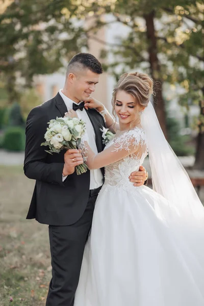 Retrato Casamento Noivo Terno Preto Noiva Loira Estão Abraçando Posando — Fotografia de Stock