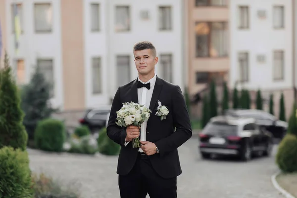 Porträt Ein Mann Weißem Hemd Schwarzer Fliege Und Schwarzem Anzug — Stockfoto