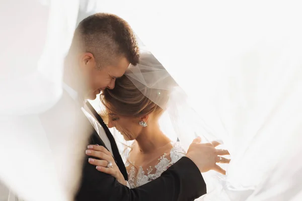 Ritratto Matrimonio Sposo Abito Nero Sposa Bionda Abbracciano Avvolti Nel — Foto Stock