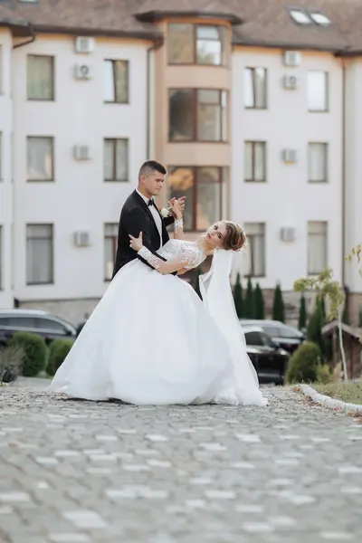 Retrato Casamento Noivo Fato Preto Uma Noiva Loira Dançam Uma — Fotografia de Stock