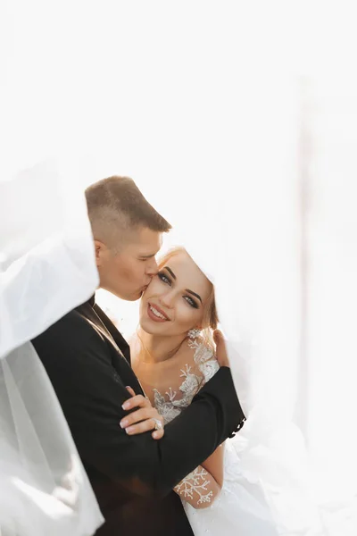 Bride Smiling Sincerely Sits Black Car Her Wedding Day Bouquet — Stock Photo, Image