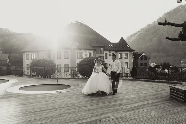 결혼식은 사진이야 수트를 금발의 수영장 옷차림을 로맨틱 자연의 사진입니다 아름다운 — 스톡 사진