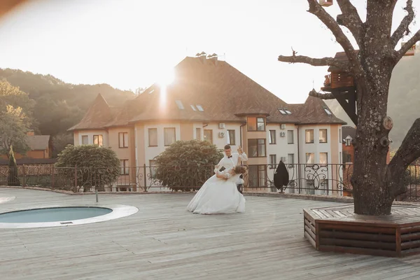 Retrato Casamento Noivo Fato Preto Uma Noiva Loira Dançam Uma — Fotografia de Stock