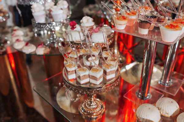 stock image A delicious wedding. Candy bar for a banquet. Celebration concept. Fashionable desserts. A table with various sweets, candies. Fruits, cakes, macaroons, meringues