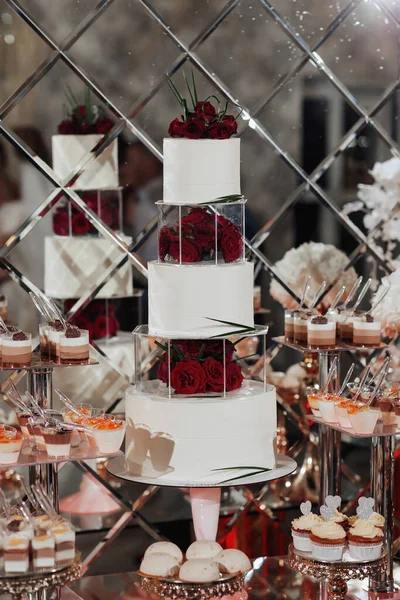 Bolo Casamento Branco Decorado Com Rosas Vermelhas Casamento Delicioso Barra — Fotografia de Stock