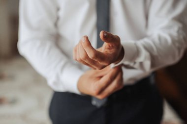 Beyaz gömlekli şık bir adamın kesilmiş fotoğrafı. Ön manzara. Şık bir saat. Erkek tarzı. Moda. İş dünyası