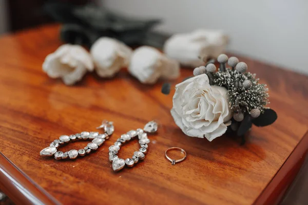 Fénykép Részletekről Esküvőn Jegygyűrű Gyémánt Menyasszony Fülbevaló Boutonniere Áll Háttér — Stock Fotó