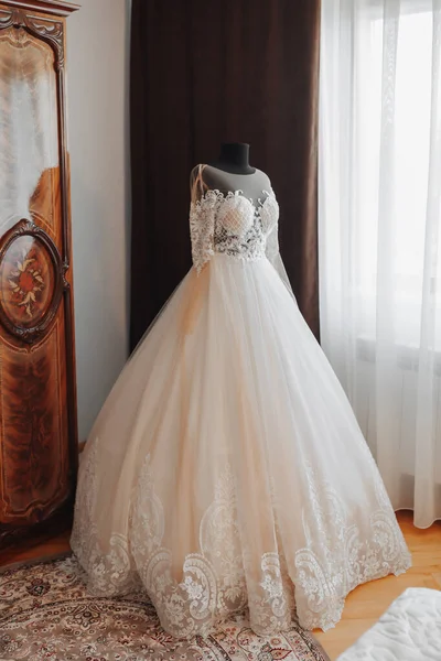 마네킹에 레이스 소매가 드레스 고품질 결혼식 — 스톡 사진