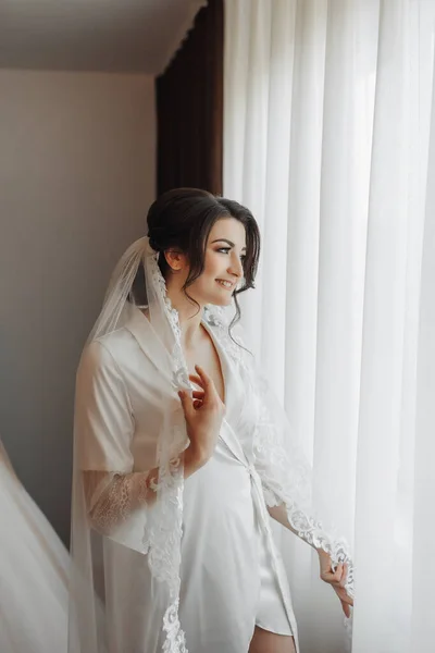 Porträt Eine Brünette Braut Peignoir Posiert Fenster Und Hält Ihren — Stockfoto