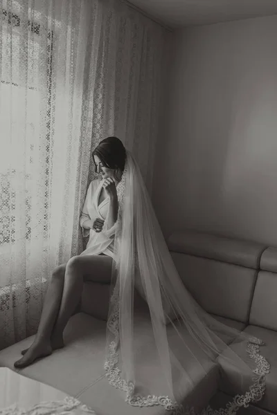 Retrato Noiva Uma Noiva Morena Está Sentada Sofá Manto Longo — Fotografia de Stock