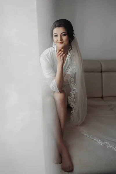 Porträt Der Braut Eine Brünette Braut Sitzt Robe Und Langem — Stockfoto