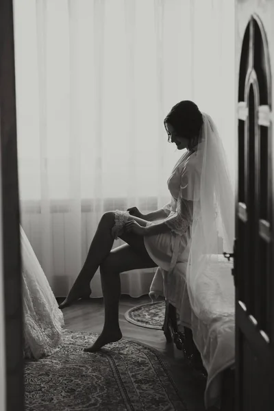Невеста Брюнетка Сидит Позирует Одетая Халат Длинную Вуаль Носит Обручальное — стоковое фото