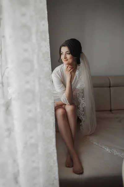 Potret Pengantin Wanita Seorang Pengantin Berambut Cokelat Duduk Sofa Telanjang — Stok Foto