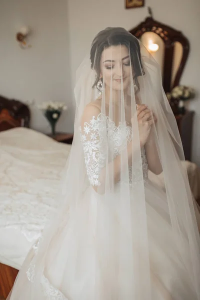Retrato Uma Noiva Morena Vestido Branco Envolta Véu Olha Para — Fotografia de Stock