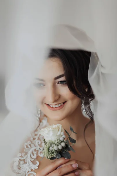 Beyaz Elbiseli Esmer Bir Gelin Düğün Buketini Tutar Poz Verir — Stok fotoğraf