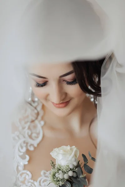 Seorang Pengantin Berambut Cokelat Dengan Gaun Putih Memegang Buket Pernikahannya — Stok Foto