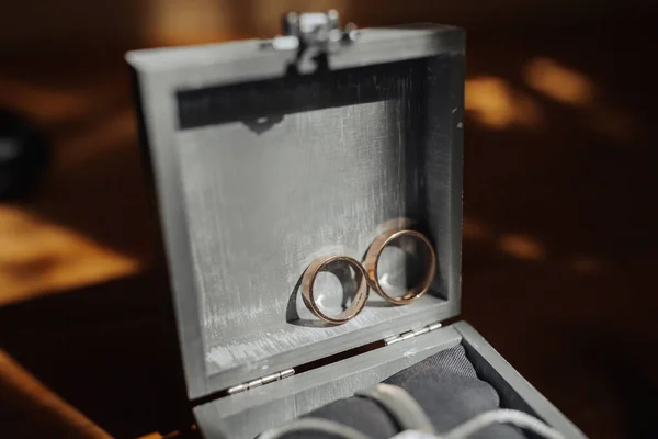 Φωτογραφία Από Αξεσουάρ Γάμου Χρυσά Δαχτυλίδια Ένα Κομψό Γκρι Κουτί — Φωτογραφία Αρχείου