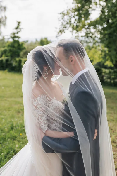 Kudrnatá Brunetka Bílých Šatech Zahalený Ženich Objímají Líbají Portrét Nevěsty — Stock fotografie
