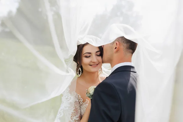 Eine Lockige Brünette Braut Einem Weißen Kleid Und Ein Verschleierter — Stockfoto