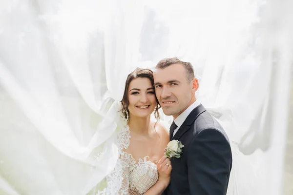 Kudrnatá Brunetka Bílých Šatech Zahalený Ženich Objímají Líbají Portrét Nevěsty — Stock fotografie