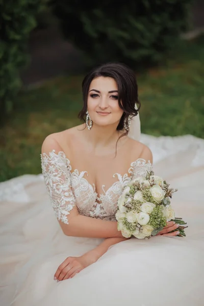 Porträt Der Braut Der Natur Eine Brünette Braut Weißen Spitzenkleid — Stockfoto