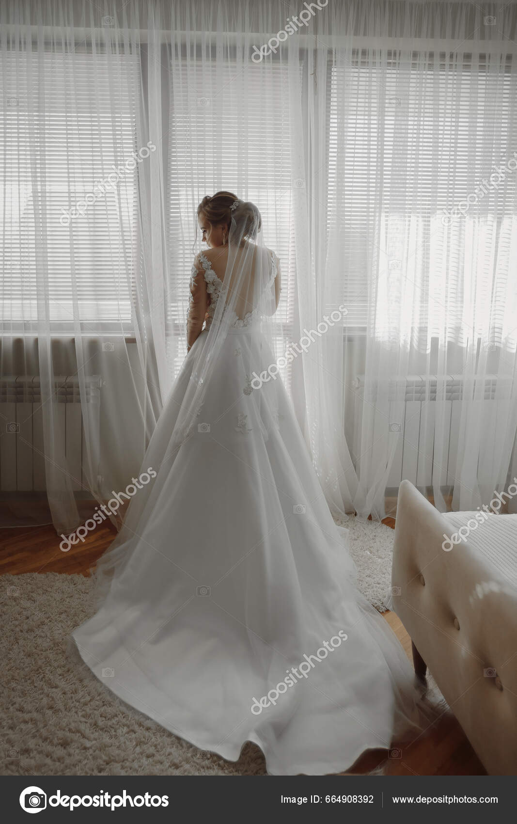 Preparação Para Casamento Bela Noiva Jovem Vestido Noiva Branco Dentro  fotos, imagens de © Vasilij33 #664908392