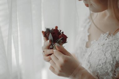 Düğün hazırlığı için. Beyaz gelinlik içinde güzel bir gelin. Lüks modeller, büyük pencereli stüdyo odasındaki düğün ayakkabılarına bakar. Kız geliyor.