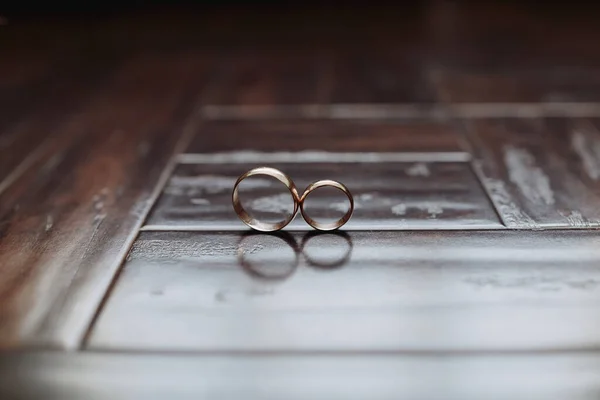 テーブルの上にボックス内の結婚指輪のクローズアップ 結婚指輪だ 柔らかい枕の上に木製の箱の中に2つの黄金の結婚指輪 — ストック写真