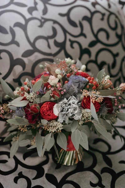漂亮的结婚花束和不同的花 带有红蓝玫瑰和白色康乃馨的乡村婚礼花束 侧视图 — 图库照片