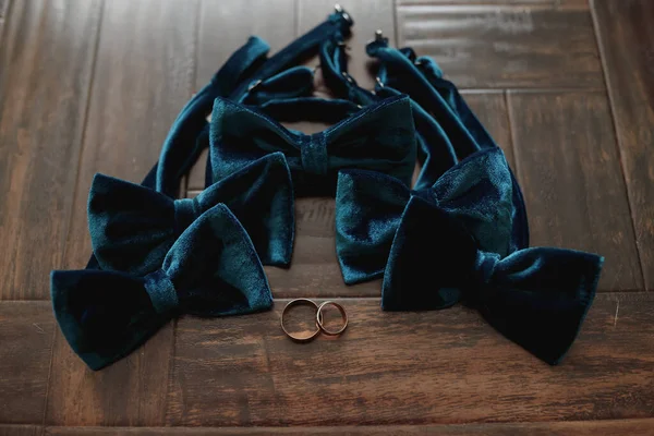 结婚戒指的特写在地板上 两只蓝色的雄性蝴蝶在木制地板上的金戒指 — 图库照片