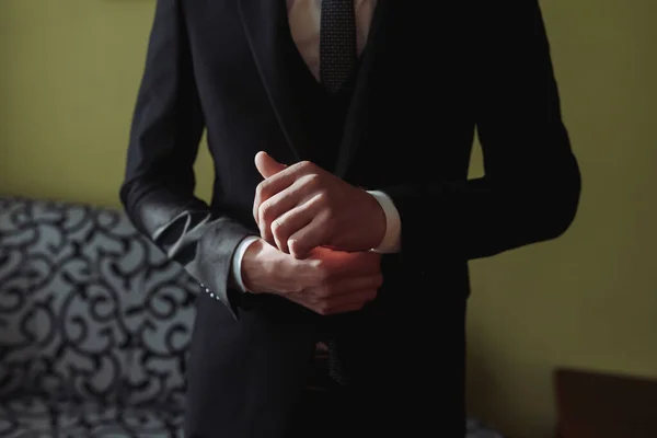 剪裁照片一个时髦的男人调整他的夹克 前面的景色一个时髦的手表 男人的风格 — 图库照片