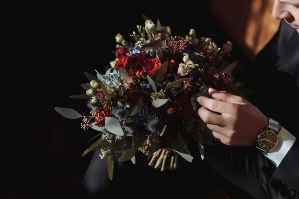 아름다운 결혼식 꽃다발에 장미와 장미와 카네이션 클로즈업 — 스톡 사진