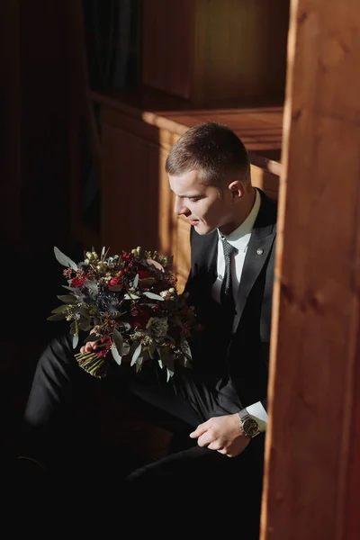 漂亮的婚礼花束 手中拿着不同的花 带有红蓝玫瑰和白色康乃馨的乡村婚礼花束 侧视图 — 图库照片