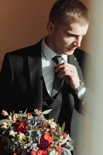漂亮的婚礼花束 手中拿着不同的花 带有红蓝玫瑰和白色康乃馨的乡村婚礼花束 侧视图 — 图库照片