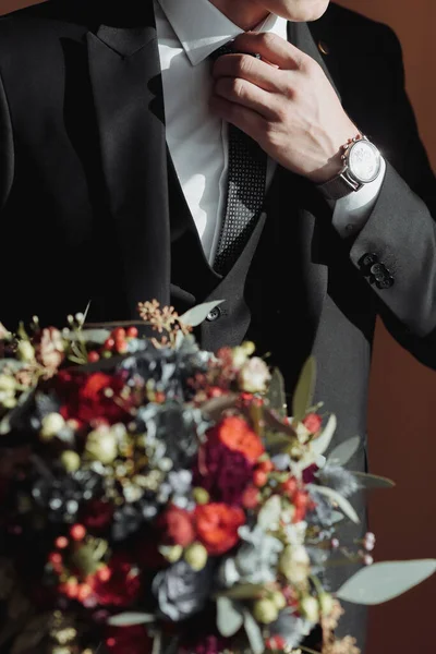Ellerinde Farklı Çiçekler Olan Güzel Bir Düğün Buketi Kırmızı Mavi — Stok fotoğraf
