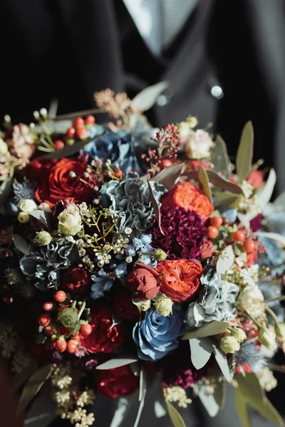 아름다운 결혼식 꽃다발에 장미와 장미와 카네이션 클로즈업 — 스톡 사진