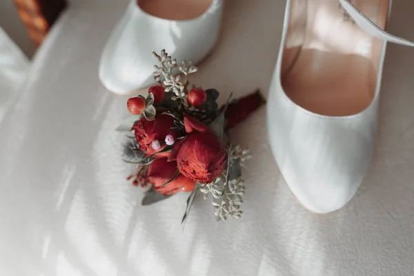 Λεπτομέρειες Για Νύφη Μια Απαλή Ροζ Καρέκλα Boutonniere Γάμο Και — Φωτογραφία Αρχείου
