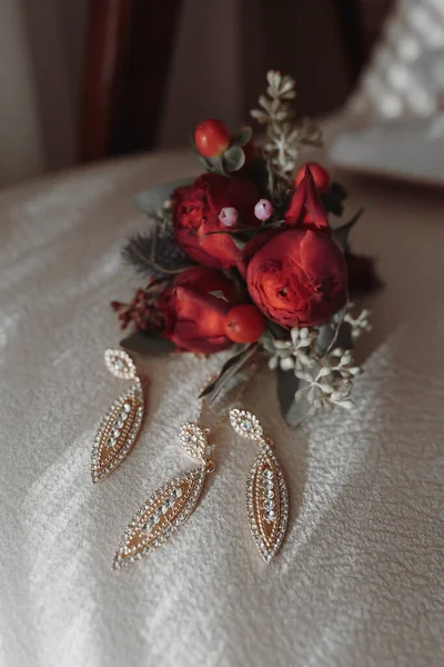 Details Der Braut Auf Einem Weichen Rosafarbenen Stuhl Der Hochzeitsboutonniere — Stockfoto