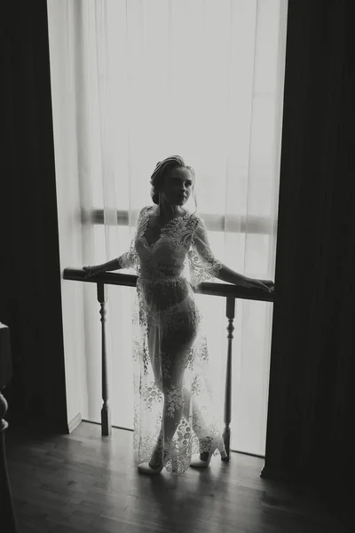 ファッション写真 透明なローブの美しい女の子 ファッション グラマーコンセプト 花嫁の朝 ローブの花嫁は 正面から写真 白黒写真 — ストック写真