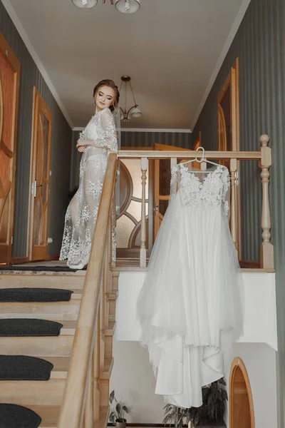 Ein Zartes Brautkleid Hängt Einem Schönen Geländer Hausflur Die Braut — Stockfoto