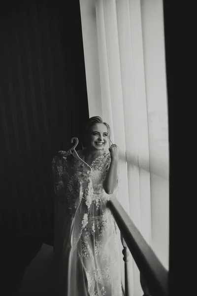 ファッション写真 透明なローブの美しい女の子 ファッション グラマーコンセプト 花嫁の朝 ローブの花嫁は 正面から写真 白黒写真 — ストック写真