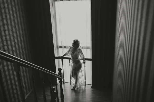 Divatfotó Egy Gyönyörű Lány Átlátszó Köntösben Divat Csillogás Menyasszony Reggelén — Stock Fotó