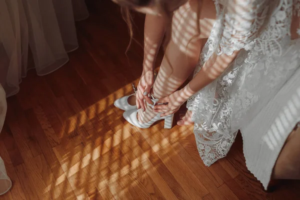 Молодая Невеста Белом Платье Сидит Диване Длинной Вуалью Надевает Обувь — стоковое фото