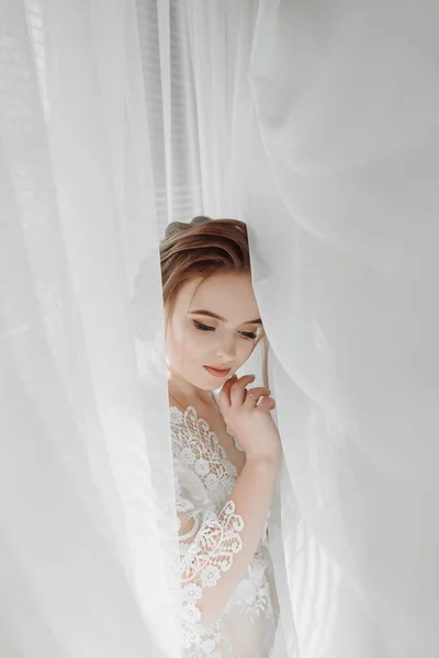 Mooie Bruid Bruiloft Kapsel Een Witte Achtergrond Close Portret Van — Stockfoto