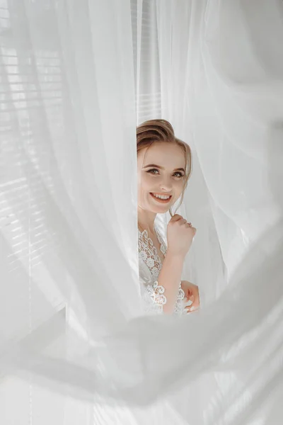 Eine Schöne Braut Lächelt Sanft Hochzeitsfrisur Auf Weißem Hintergrund Nahaufnahme — Stockfoto