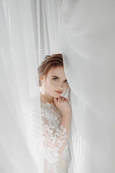Прекрасная Невеста Свадебная Прическа Белом Фоне Крупный План Портрета Молодой — стоковое фото