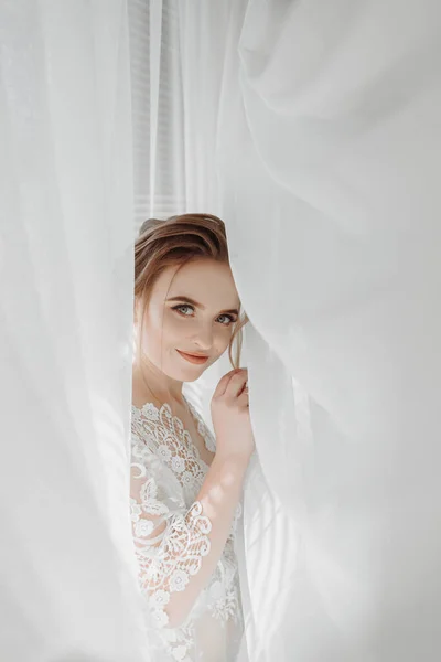 Vacker Brud Bröllop Frisyr Vit Bakgrund Närbild Porträtt Ung Vacker — Stockfoto