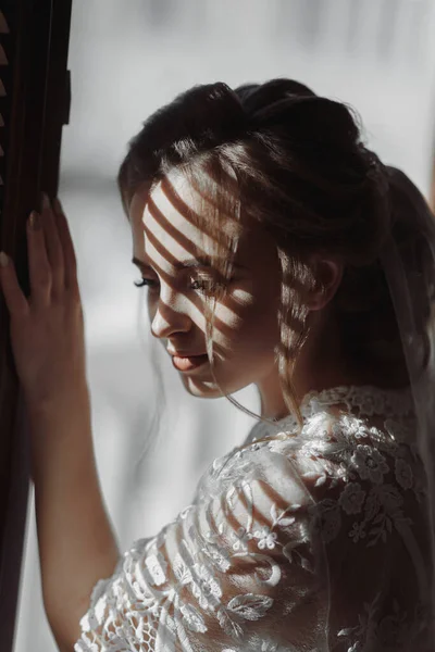 Uma Linda Noiva Sorri Suavemente Penteado Casamento Contexto Branco Retrato — Fotografia de Stock