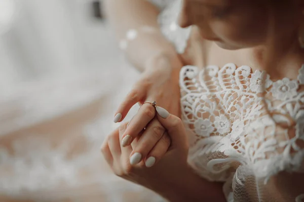 방에서 가장자리에 결혼식 반지를 과시하는 스타일의 아름다운 화장을 신부의 초상화 — 스톡 사진