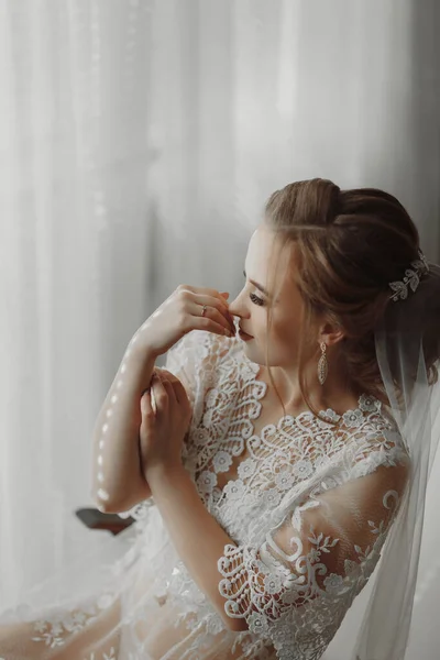 Die Braut Sitzt Einem Transparenten Gewand Auf Dem Rand Eines — Stockfoto